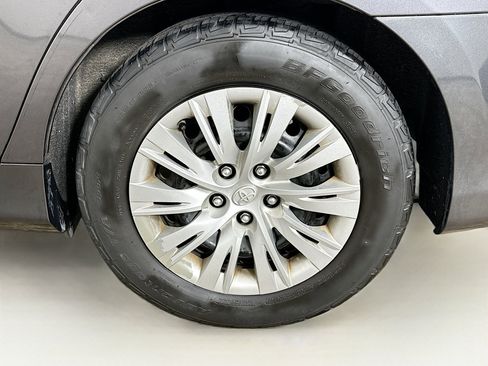 Used 2012 Toyota Camry LE image 11