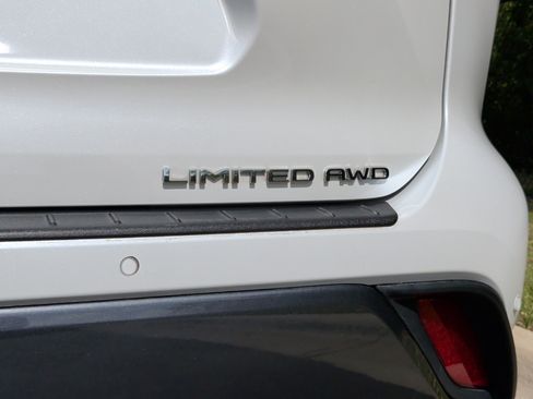 Used 2023 Toyota Highlander Limited image 12