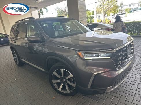 Used 2023 Honda Pilot Touring image 1