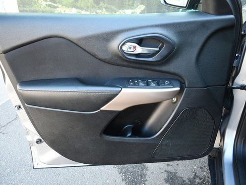 Used 2017 Jeep Cherokee Altitude AWD/4WD image 13