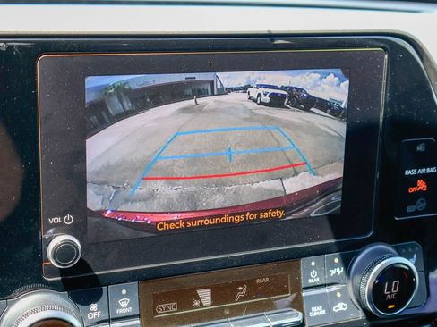 Used 2023 Toyota Highlander XLE AWD/4WD image 5