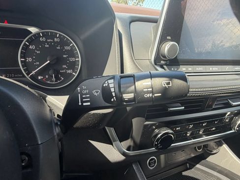 Used 2023 Nissan Rogue S FWD image 15