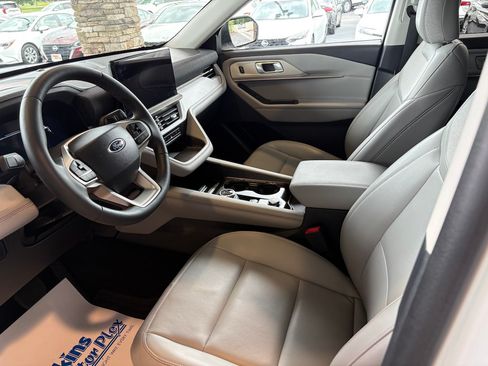 Used 2025 Ford Explorer Active w/ Active Comfort Package AWD/4WD image 2