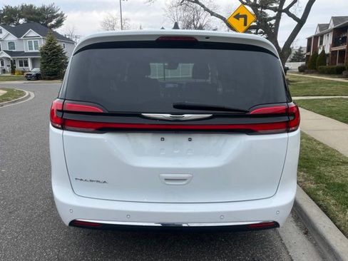 Used 2023 Chrysler Pacifica Touring-L image 5