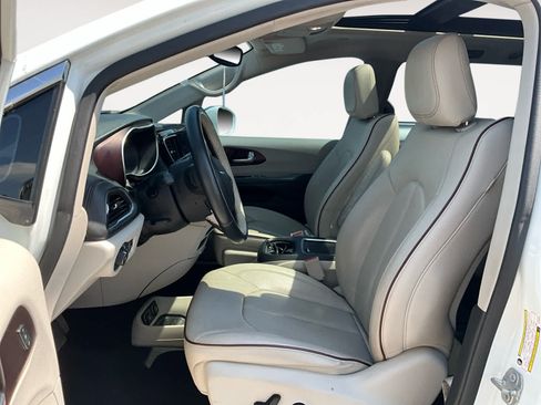 Used 2018 Chrysler Pacifica Limited FWD image 9