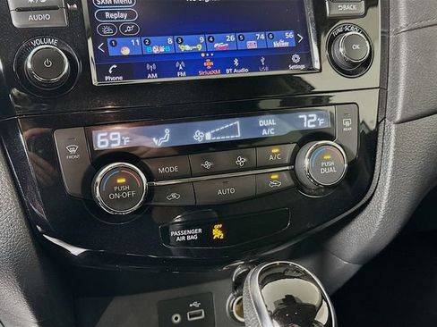 Used 2019 Nissan Rogue SV image 16