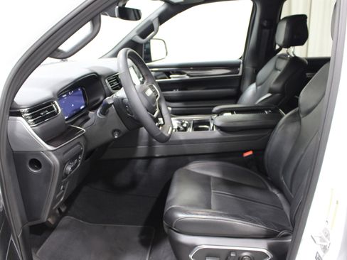 Used 2024 Jeep Wagoneer 4WD image 3
