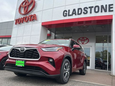 Used 2022 Toyota Highlander XLE AWD/4WD image 1