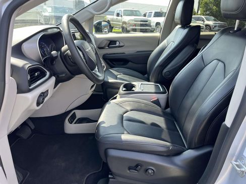Used 2024 Chrysler Pacifica Touring-L FWD image 15