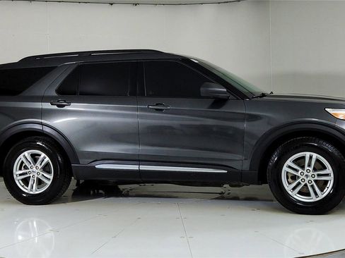 Used 2020 Ford Explorer XLT w/ Equipment Group 202A image 2