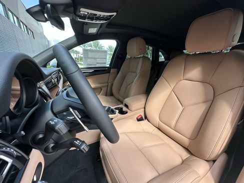 Certified 2025 Porsche Macan image 5