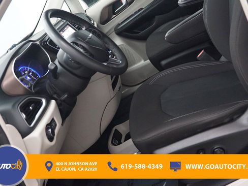 Used 2023 Chrysler Voyager LX FWD image 9