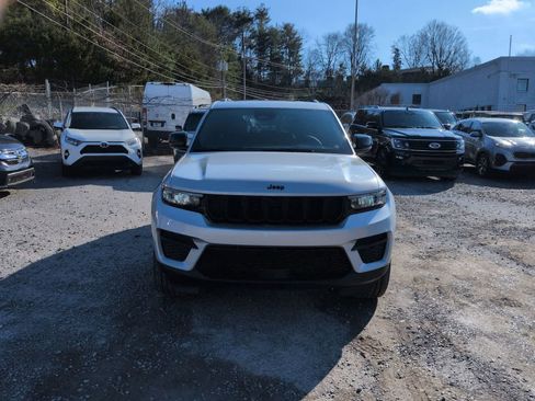 New 2025 Jeep Grand Cherokee Altitude AWD/4WD image 3