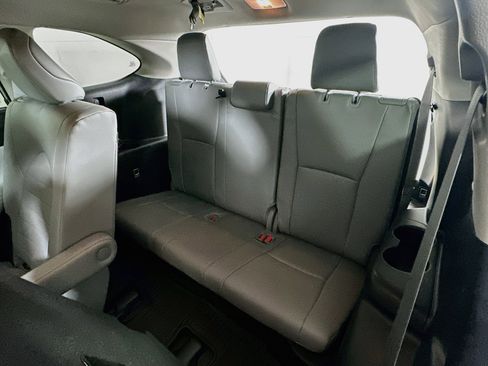 Used 2024 Toyota Highlander XLE AWD/4WD image 29