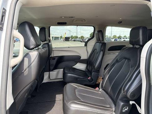 Used 2023 Chrysler Pacifica Touring-L FWD image 4
