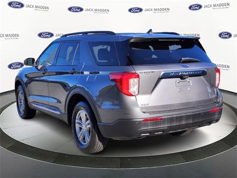 Certified 2021 Ford Explorer XLT image 3