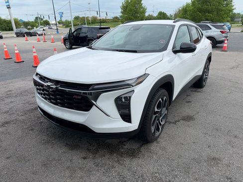Used 2024 Chevrolet Trax RS FWD image 2
