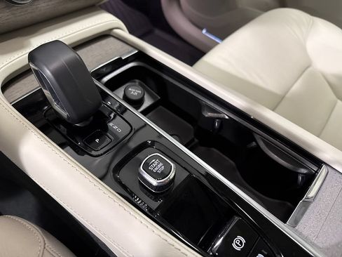 Certified 2025 Volvo XC90 B6 Plus AWD/4WD image 18