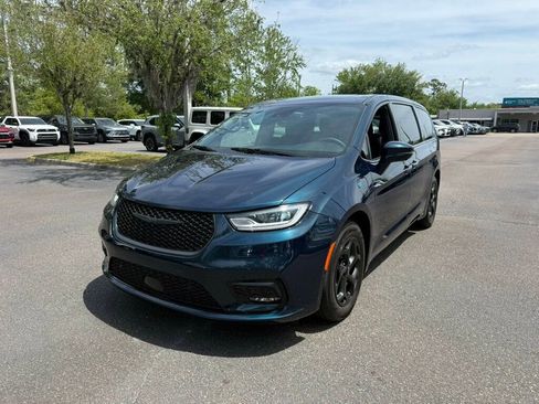 Used 2022 Chrysler Pacifica Limited w/ S Appearance Package image 1