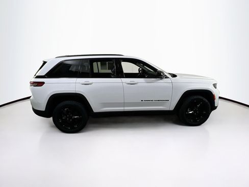Used 2023 Jeep Grand Cherokee Altitude AWD/4WD image 4
