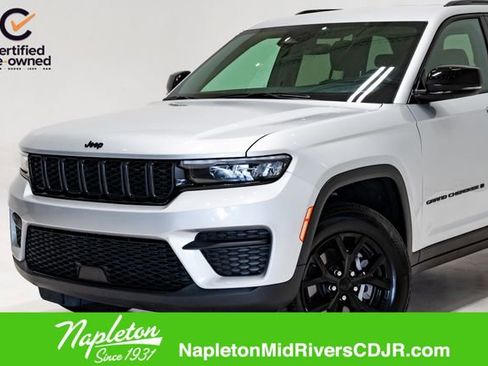 Used 2025 Jeep Grand Cherokee Altitude image 2