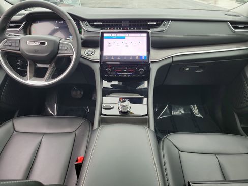 Used 2024 Jeep Grand Cherokee Limited image 9