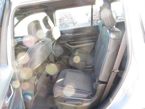 Used 2024 Jeep Grand Cherokee L Laredo image 11