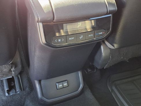 Used 2022 Toyota Highlander XLE image 14