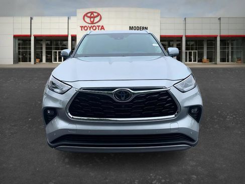 Used 2023 Toyota Highlander Platinum FWD image 2