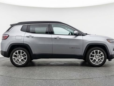 Used 2025 Jeep Compass Limited image 11