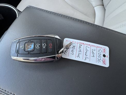 Used 2019 Lincoln Nautilus Select image 25