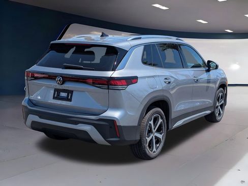 Certified 2025 Volkswagen Tiguan SE FWD image 3