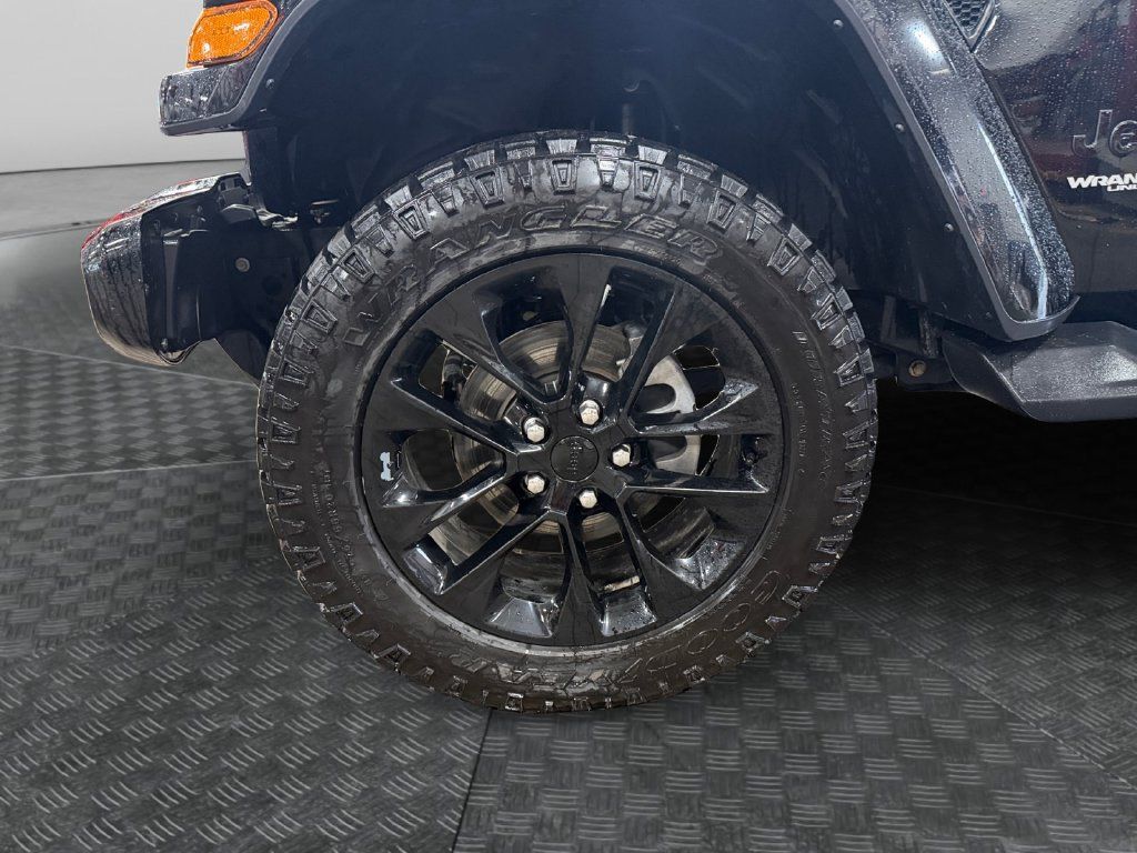 Used 2022 Jeep Wrangler Unlimited Sahara AWD/4WD image 16