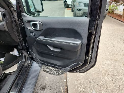 Used 2019 Jeep Wrangler Unlimited Sahara AWD/4WD image 22