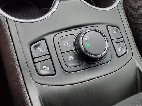 Used 2022 GMC Terrain SLE w/ Driver Convenience Package FWD image 9