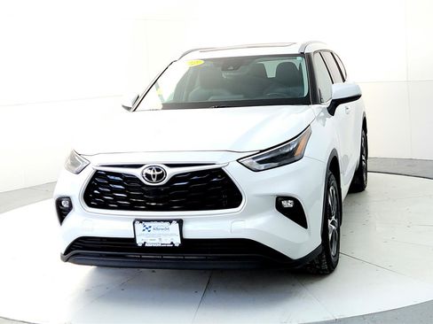 Certified 2022 Toyota Highlander XLE image 2