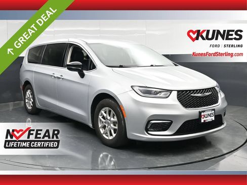 Used 2024 Chrysler Pacifica Touring-L FWD image 1