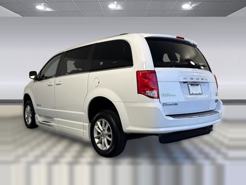 Used 2019 Dodge Grand Caravan SXT FWD image 3