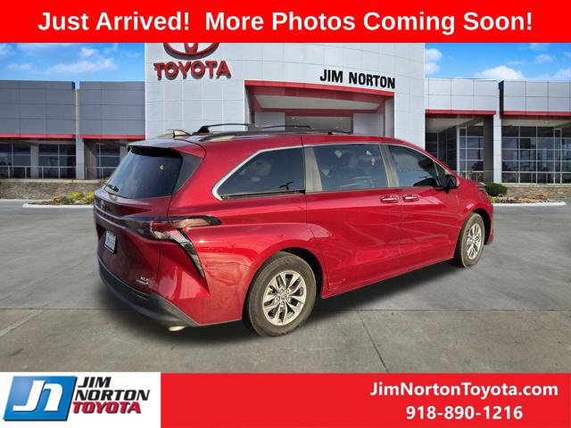 Used 2023 Toyota Sienna XLE FWD image 7