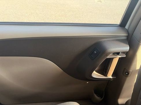 Used 2015 Chrysler Town & Country Touring FWD image 25