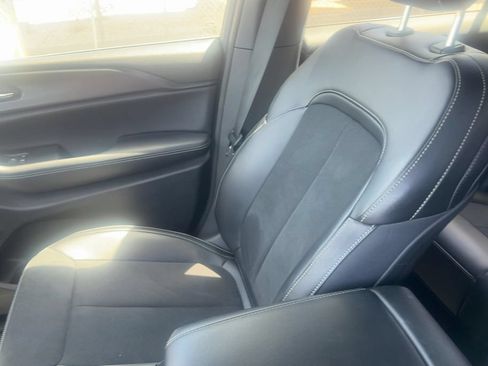 Used 2025 Jeep Grand Cherokee Altitude RWD image 15