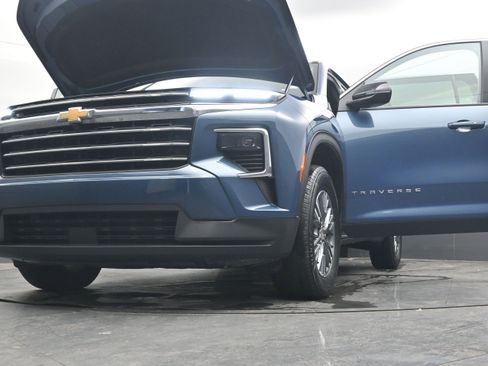 Used 2025 Chevrolet Traverse LT image 42
