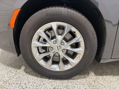Used 2023 Chrysler Pacifica Touring-L image 32