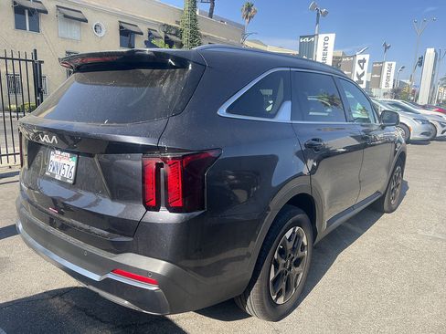 Used 2025 Kia Sorento S w/ Panoramic Sunroof Package FWD image 4