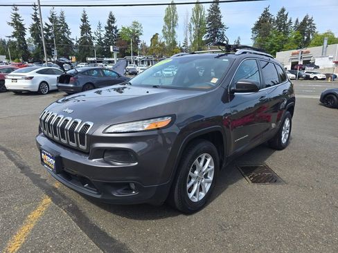Used 2016 Jeep Cherokee Latitude w/ Cold Weather Group AWD/4WD image 3