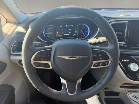 Used 2024 Chrysler Pacifica Limited FWD image 12