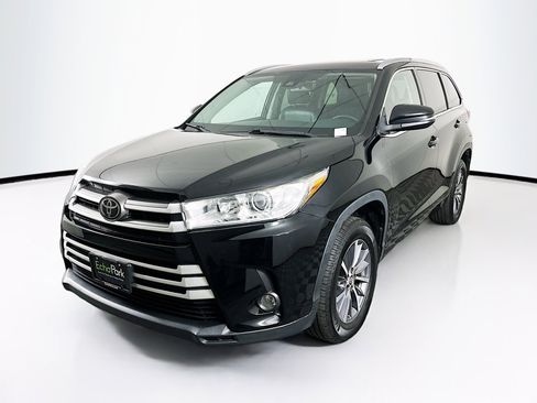 Used 2018 Toyota Highlander XLE image 3