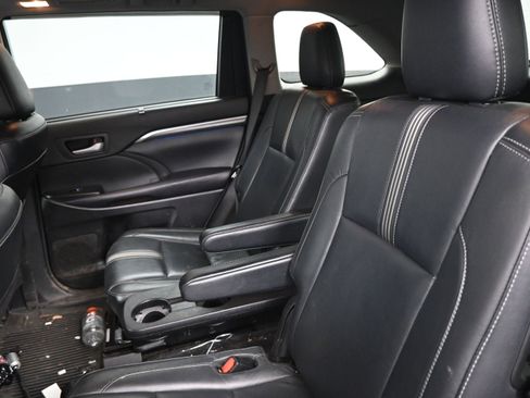 Used 2018 Toyota Highlander SE FWD image 18