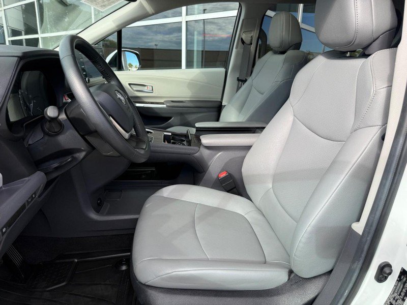 Used 2024 Toyota Sienna XLE FWD image 17