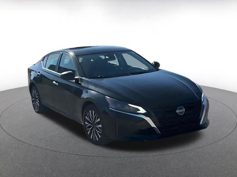 Used 2025 Nissan Altima 2.5 SV image 3